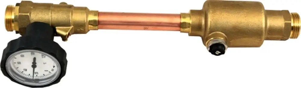 Brauner Vorlaufstrang mit Druckmanometer und Luftabscheider, Teil einer Solarpumpengruppe, hergestellt von Wolf. Die Verbindungselemente bestehen aus Messing und Kupfer.